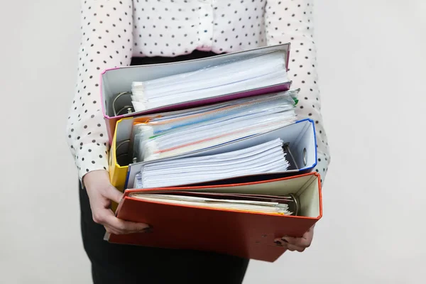 Vrouw met zware kleurrijke bindmiddelen met documenten — Stockfoto