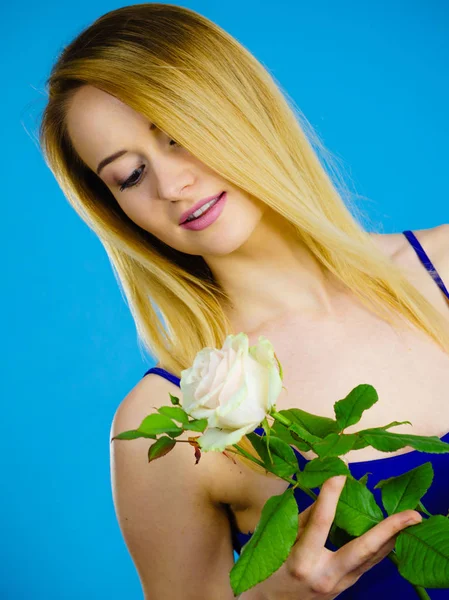 Mujer encantadora sosteniendo rosa blanca —  Fotos de Stock