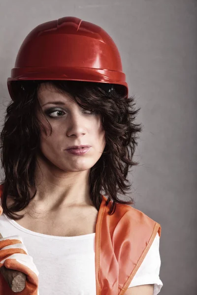 Сексуальная девушка в защитном шлеме и оранжевом жилете — стоковое фото