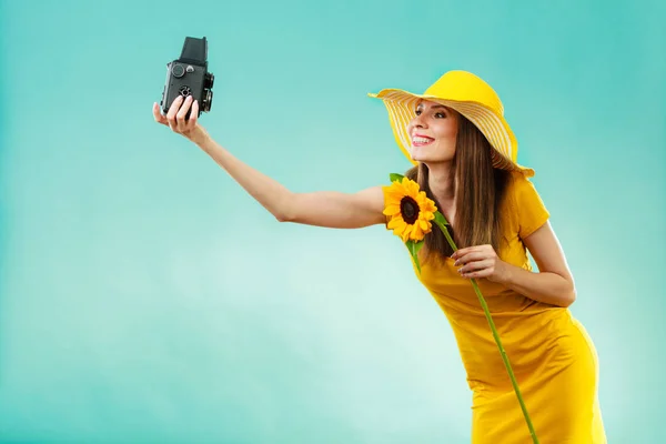 Verão mulher detém girassol velha câmera — Fotografia de Stock