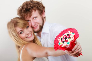 Mutlu çift şeker demet çiçekler ile. Aşk.