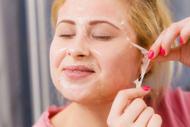 Jel maske yüzünden gelen kapalı soyulması kadın