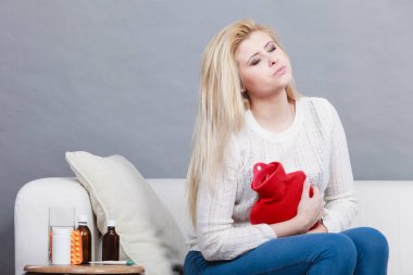 Cofa üzerinde oturan kadın duygu mide krampları