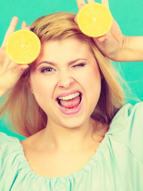 Kız holding limon narenciye meyve