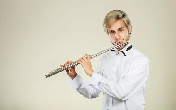 Флейтистская музыка играет флейтистского музыканта — стоковое фото