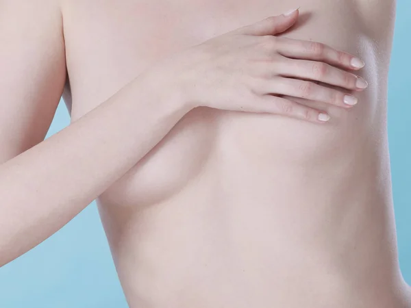 Mujer examinando sus senos en busca de cáncer de mama — Foto de Stock
