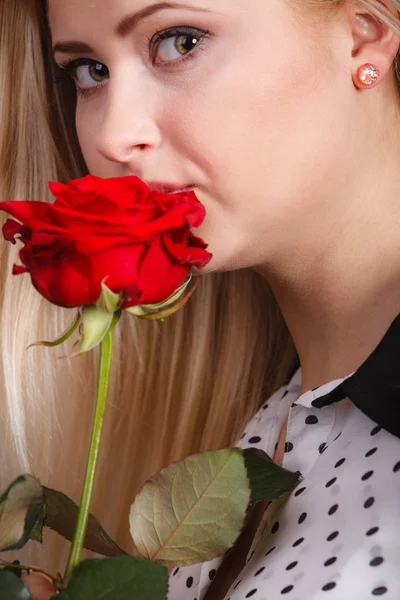 Prachtige vrouw met rode Rose bloem. — Stockfoto