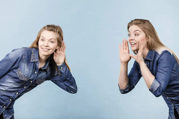 Twee vrouwen vertellen verhalen, geruchten, roddels — Stockfoto