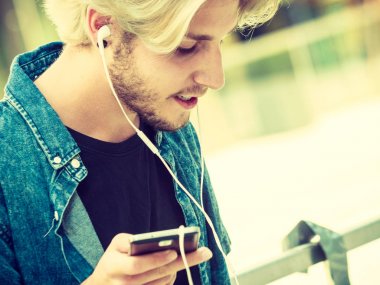 Hipster adam şehir sokak dinleme müzik ayakta