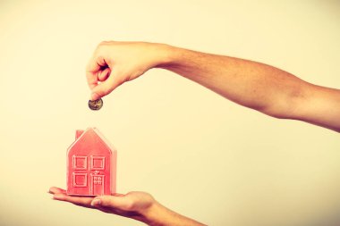 Adam evi servet para koyarak