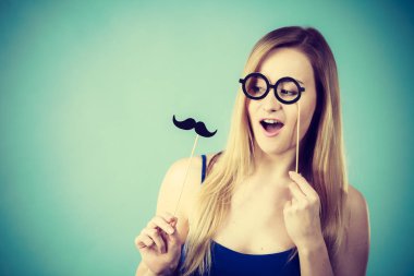 Karnaval accessoies sopa üzerinde tutan kadın