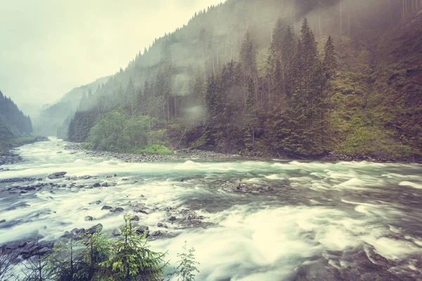 Latefossen Şelalesi ve Norveç'te Nehri