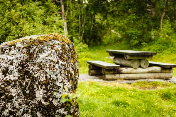 Acampamento com mesa de piquenique na natureza norwegian — Fotografia de Stock