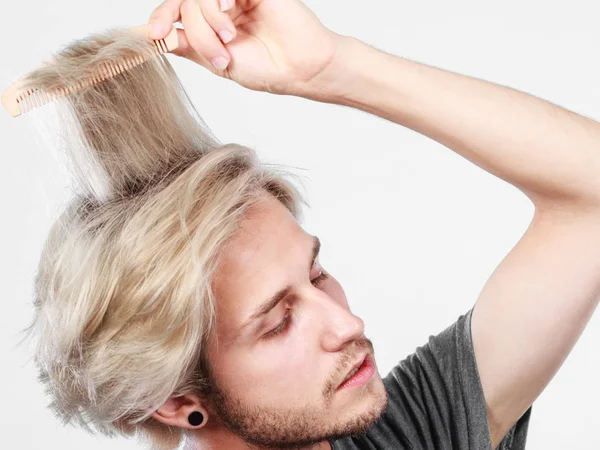 Ember, fésülködés a haját stílusos hajvágás — Stock Fotó