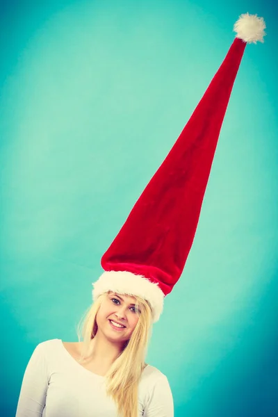 風に吹かれたクレイジー サンタ帽子をかぶっている女性 — ストック写真