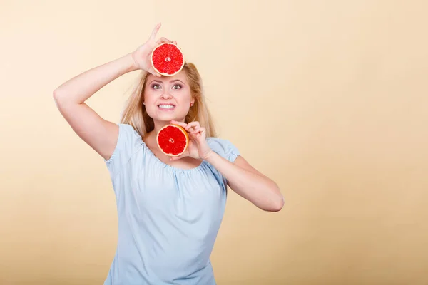 Happy usmívající se žena držící červený grapefruit — Stock fotografie