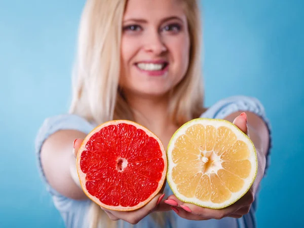 Frau hält Grapefruit-Zitrusfrucht in Händen — Stockfoto