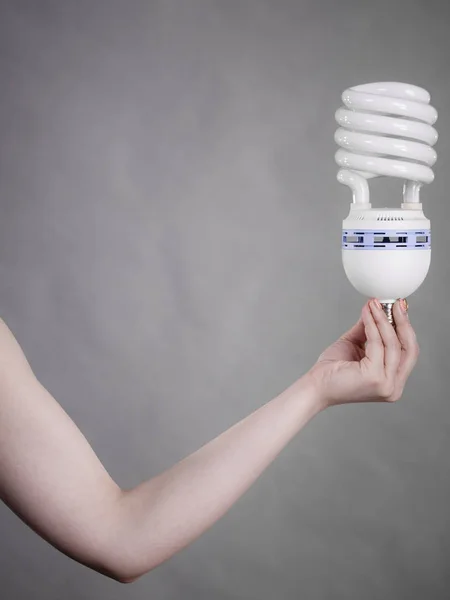 Kvinna som håller eco modern lampa — Stockfoto