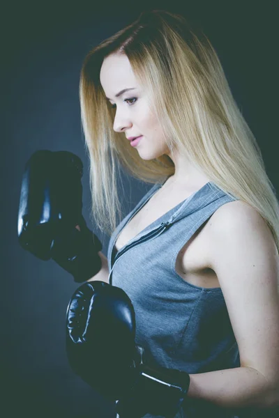 Exercício Boxer menina com luvas de boxe . — Fotografia de Stock