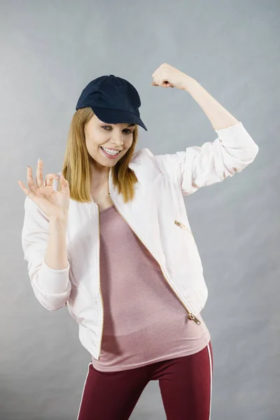 Young woman showing her arm muscles — Stock Photo, Image