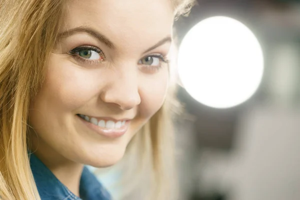 Portret szczęśliwy blond kobieta uśmiechając się z radością — Zdjęcie stockowe