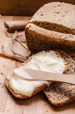 Natürmort taze ekmek tereyağı ve bal ile