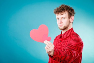 Kırmızı kalp aşık çocuk.