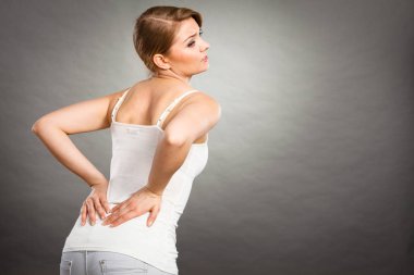 Sırt ağrısı çeken kadın.