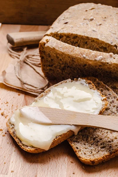 Natürmort taze ekmek tereyağı ve bal ile