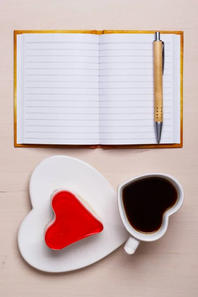Ciasto do kawy w formie serca i notebooków — Zdjęcie stockowe