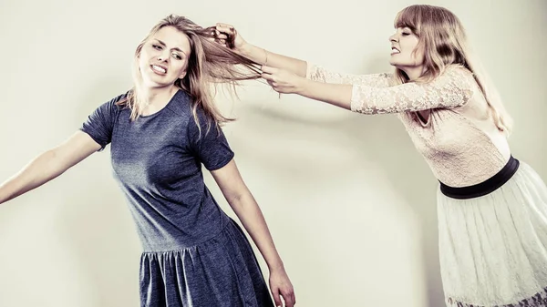 Mujeres locas agresivas peleando entre sí . — Foto de Stock