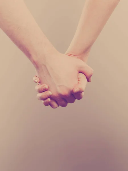 Paar hält Händchen. — Stockfoto