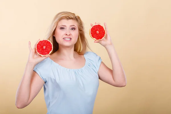 赤いグレープ フルーツを保持している幸せの笑みを浮かべて女性 — ストック写真