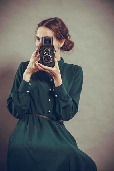 Frau im Retro-Stil mit alter Kamera — Stockfoto