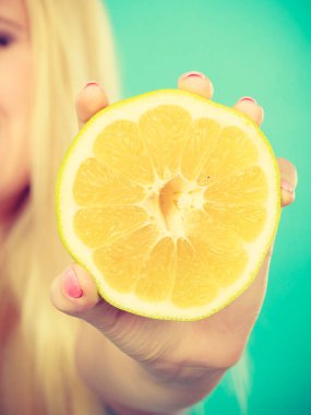 Sarı greyfurt narenciye insan elinde yarısı