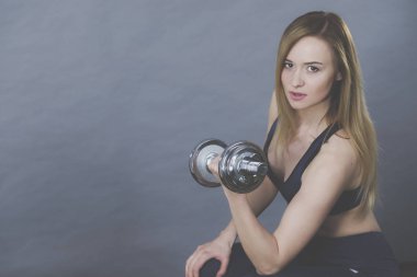 Fit kadın halterleri kaldırıyor.