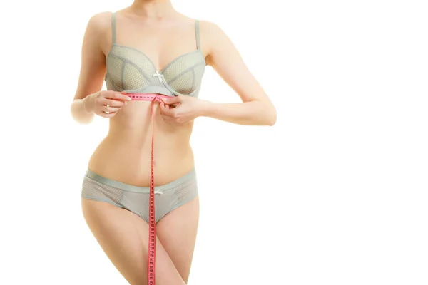 Femme en lingerie soutien-gorge mesurant ses seins poitrine . — Photo