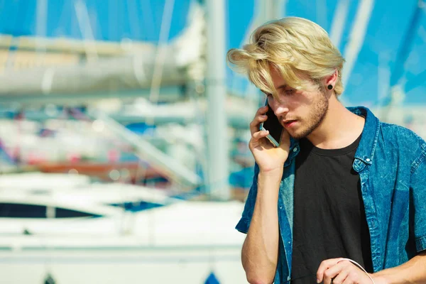 Sarışın adam cep telefonu üzerinde konuşurken — Stok fotoğraf