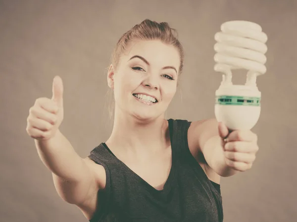 エコな電球を保持している女性 — ストック写真