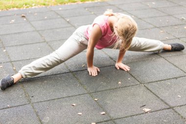 Isınma kadar uzanan aktif kadın. Egzersiz.