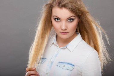 Karanlıkve saçlı çekici sarışın kadın