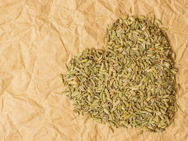 Funcho dill sementes coração em forma de superfície de papel — Fotografia de Stock