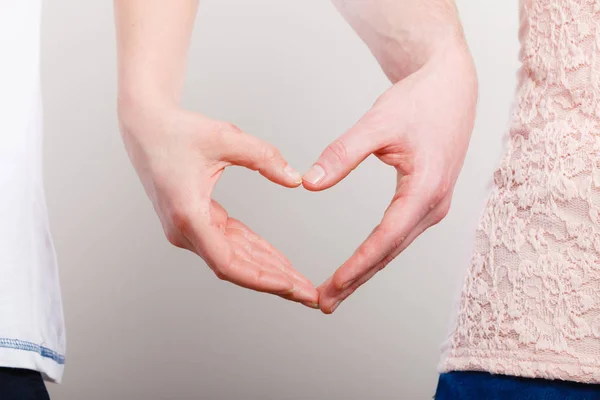 Coppia che si tiene per mano . — Foto Stock