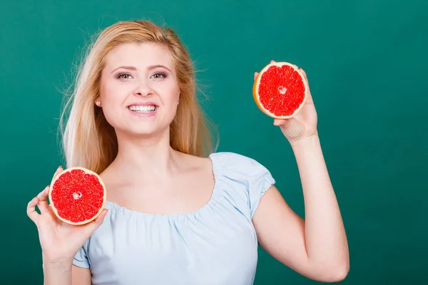 女人柑橘类水果手里拿着葡萄柚 — 图库照片