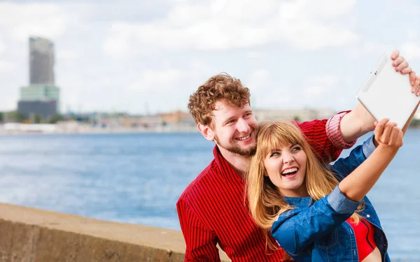 Νεαρό ζευγάρι αυτο λαμβάνοντας εικόνα selfie με δισκίο — Φωτογραφία Αρχείου