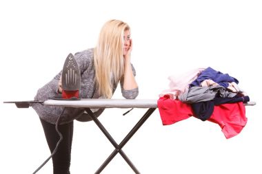 Ütü yapmak üzere demir tutan kadın