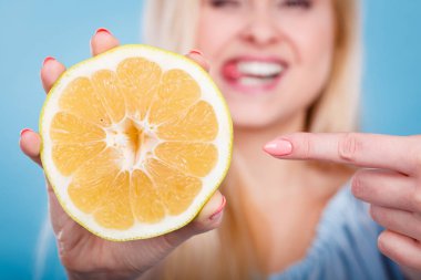 Greyfurt narenciye işaret eden kadın