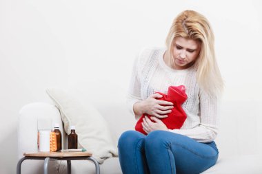 Cofa üzerinde oturan kadın duygu mide krampları