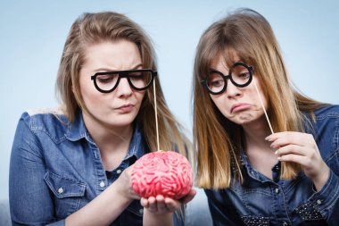 Düşünme iki çılgın kadın arkadaş