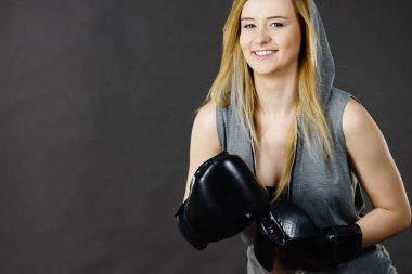 Boksör kız egzersiz ile boks eldivenleri.